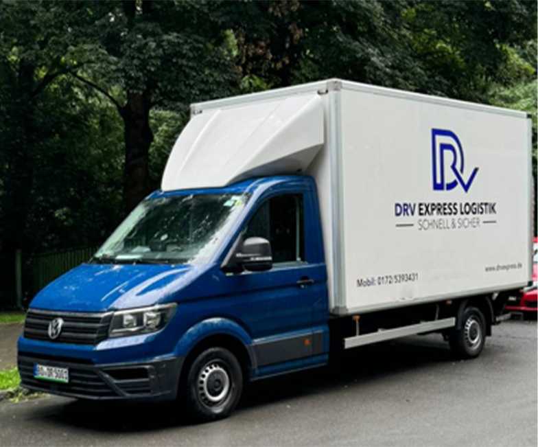 Blauer Lieferwagen mit Logo